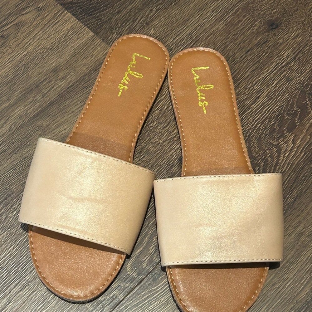 Lulu‘s slide on sandals